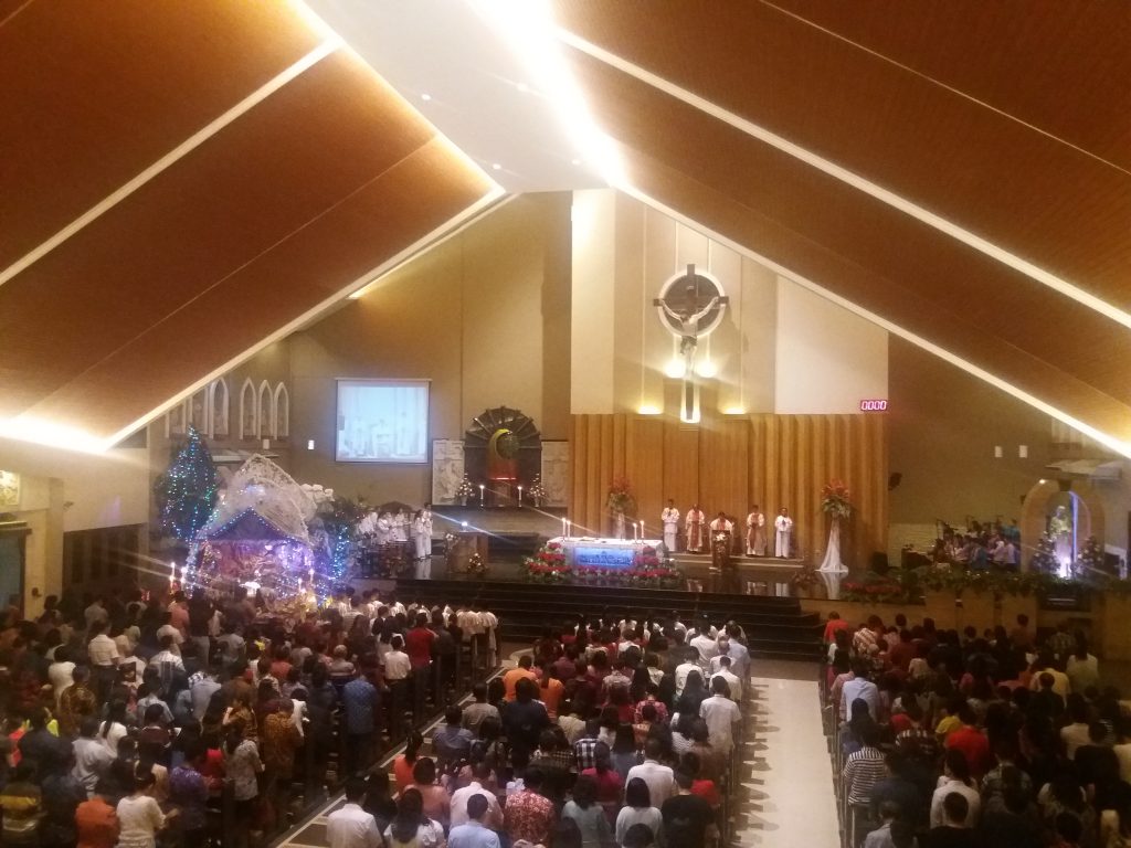 Ribuan Umat Hadiri Misa Malam Natal
