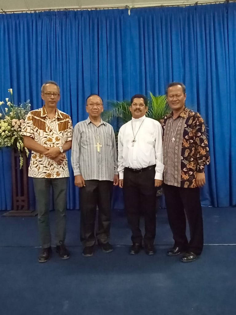 Mgr. Karel Ajak Umat Lakukan Misi ke Suriname