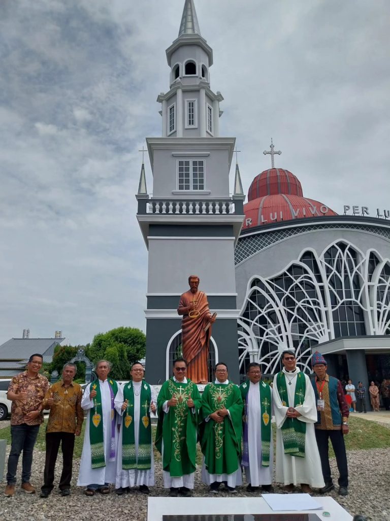 Gereja Katolik Santo Petrus Memilik Menara Lonceng Gereja Katolik Santo Petrus Memilik Menara Lonceng