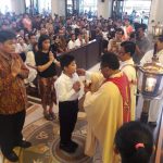 82 Anak Menerima Tubuh dan Darah Kristus 82 Anak Menerima Tubuh dan Darah Kristus