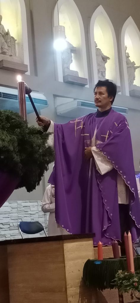 Umat Menantikan Kedatangan Yesus Kristus Umat Menantikan Kedatangan Yesus Kristus