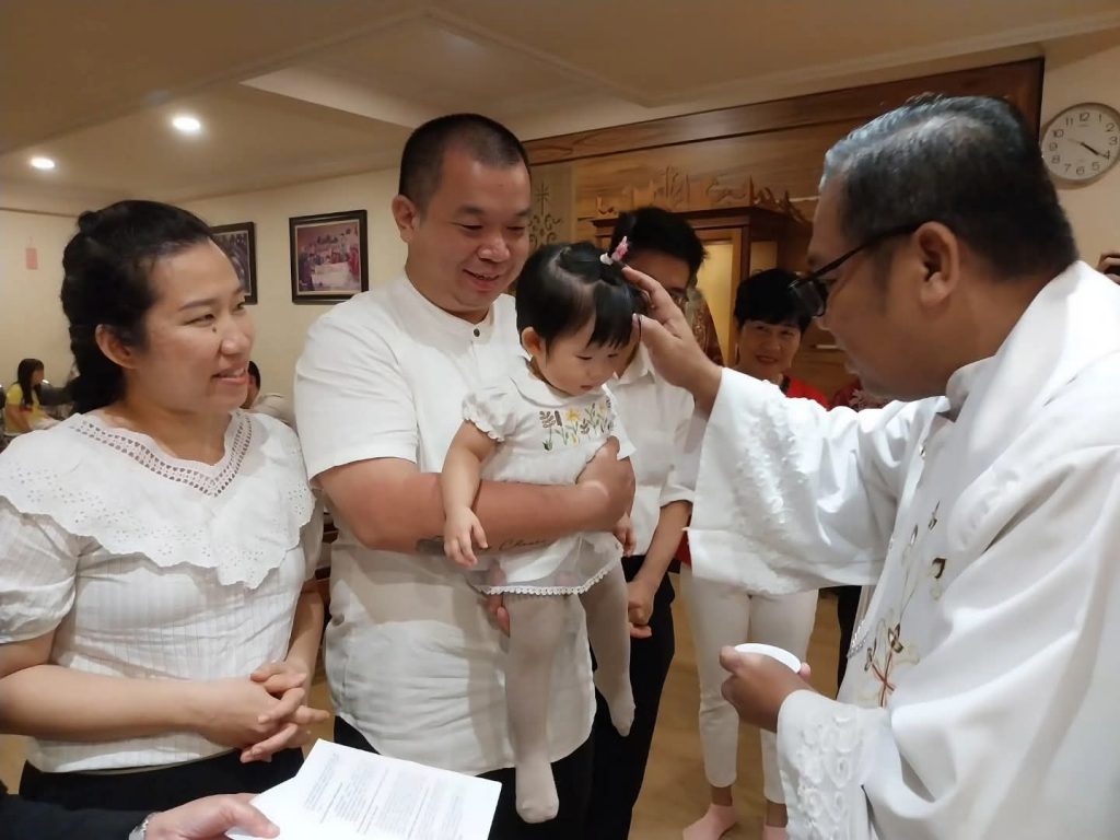 Empat Anak Diangkat Menjadi Anggota Gereja Katolik