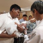Tiga Anak Menjadi Anggota Keluarga Allah Yang Kudus Tiga Anak Menjadi Anggota Keluarga Allah Yang Kudus