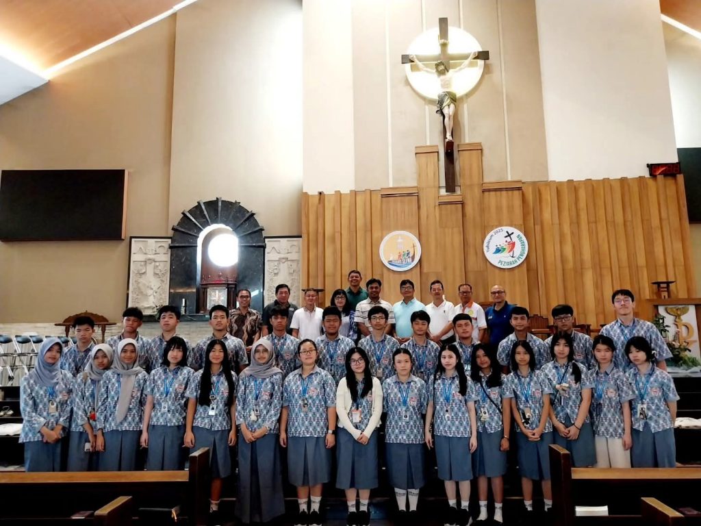 SMA Kumbang Mengadakan Kegiatan Bakti Sosial