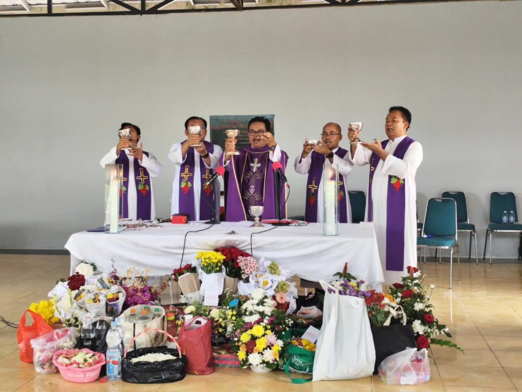 Umat Dekanat Palembang Mengikuti Misa Arwah Di Gandus