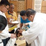 Dua Anak Menerima Sakramen Baptis Dua Anak Menerima Sakramen Baptis