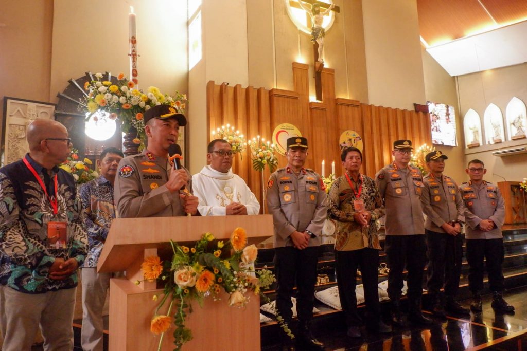Kapolda Sumsel Memberikan Apresiasi Dalam Perayaan Paskah 2026 Kapolda Sumsel Memberikan Apresiasi Dalam Perayaan Paskah 2026