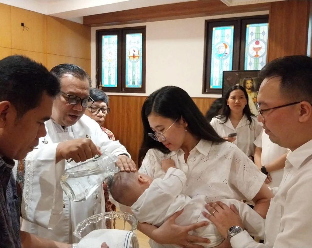 Tiga Anak Menerima Sakramen Baptis Tiga Anak Menerima Sakramen Baptis