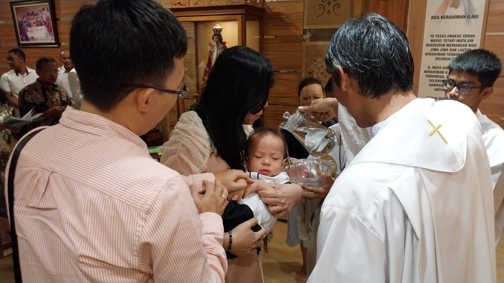 Tujuh Anak Menerima Sakramen Baptis