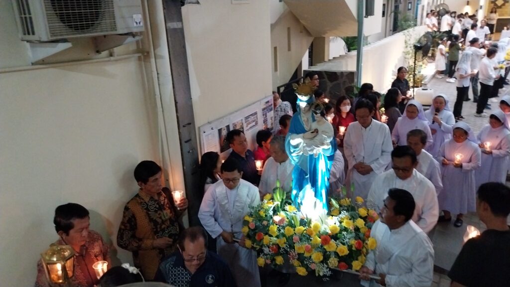 Rosario : Sekolah Keheningan Dan Perjalanan Iman Menuju Pada Yesus Bersama Maria Rosario : Sekolah Keheningan Dan Perjalanan Iman Menuju Pada Yesus Bersama Maria